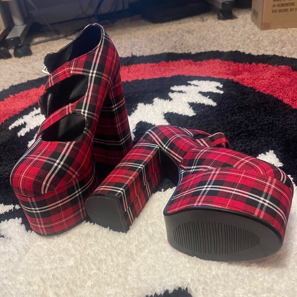 Dolls Kill current mood plaid platform shoes. NWOT. Never worn. Size 9 run small - Picture 2 of 7